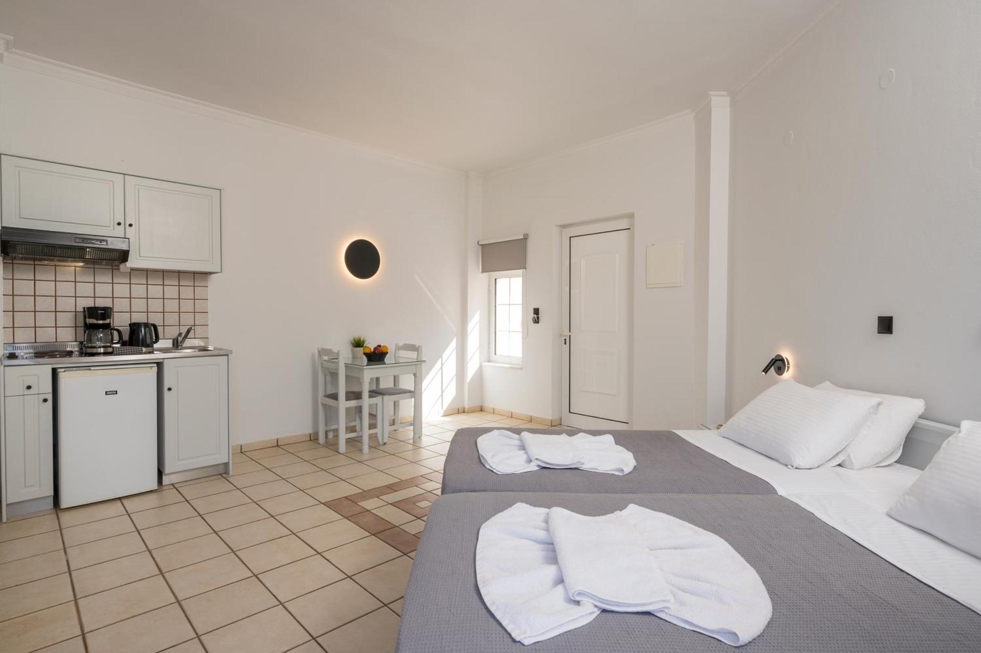 Hotel Caretta Beach Gerani  エクステリア 写真