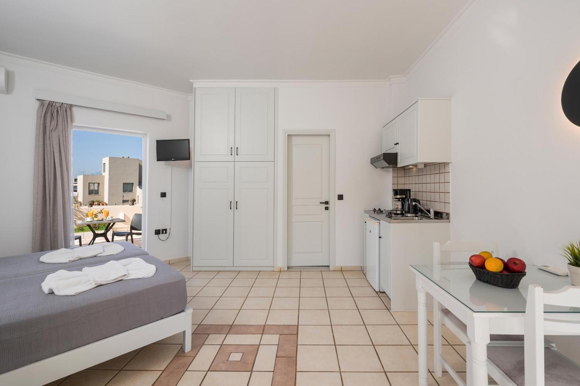 Hotel Caretta Beach Gerani  エクステリア 写真